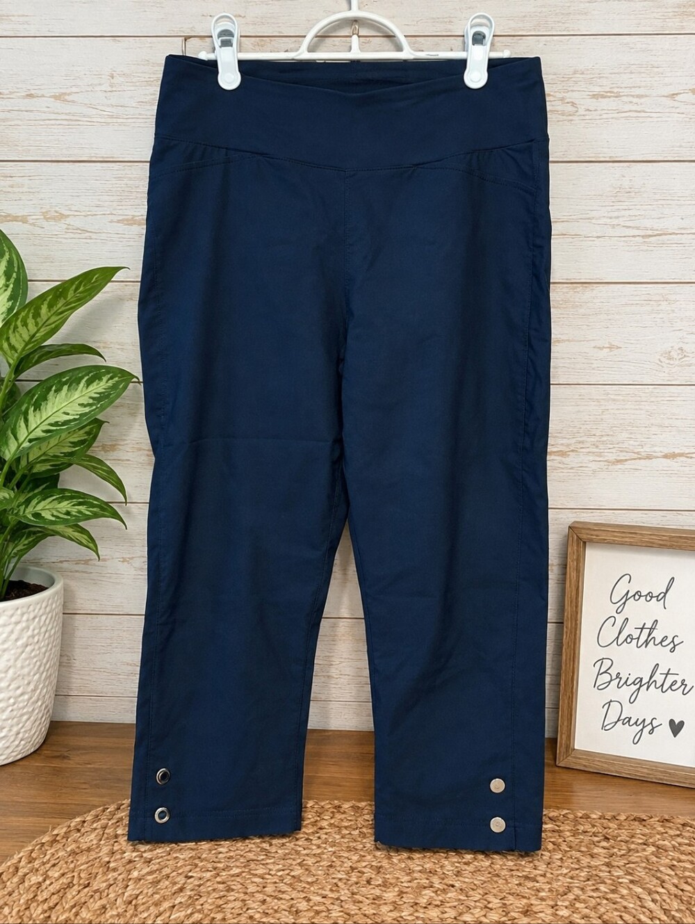 Size M Lily Morgan navy blue clam diggers